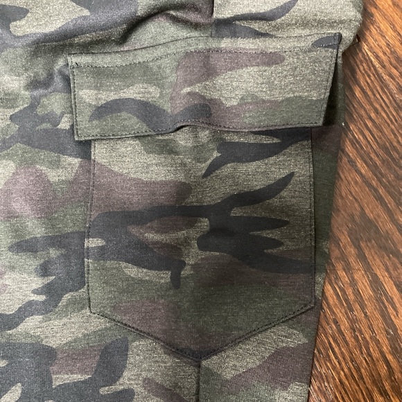 NWT XL Women’s Green Camo Skinny Leggings with Pockets 💚🖤 - Picture 9 of 9